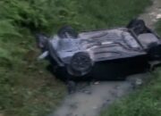 Mobil Sedan Terjun Ke Parit Jadi Tontonan Warga Batang Kuis