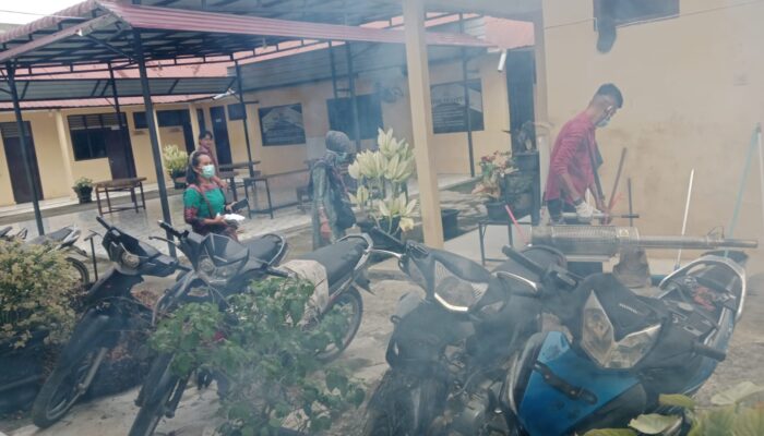 Cegah Ancaman Penyakit DBD, Polsek Kotapinang Fogging Mako Polsek dan Pemukiman Warga