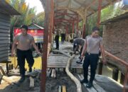 Personel Polsek Teluk Nibung Turun Tangan Renovasi Jembatan Merah Putih