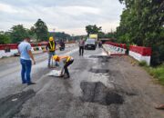 Polsek Kotapinang Hadir Lewat Program Jembatan Merah Putih Sentuh Pengaspalan Titi Kembar Bedagai