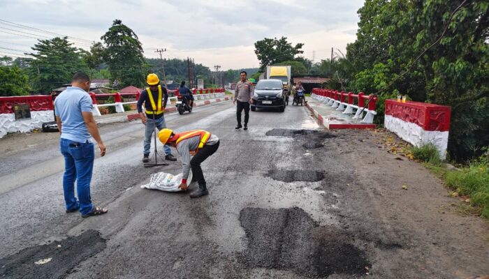 Polsek Kotapinang Hadir Lewat Program Jembatan Merah Putih Sentuh Pengaspalan Titi Kembar Bedagai