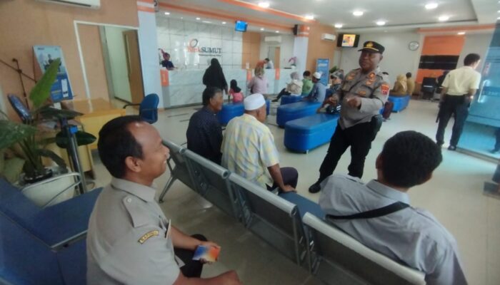 Sambangi Bank Sumut, Sat Binmas Polres Tanjung Balai Edukasi Langsung Nasabah