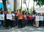 Warga Geruduk Kantor Bupati, Minta Kades Penungkiren Dipecat