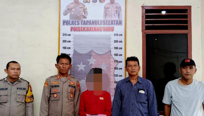 CCTV Bongkar Aksi Dua Pria Maling HP di Teras Rumah