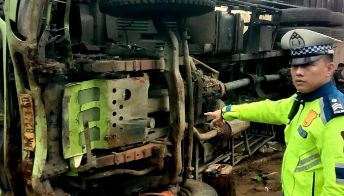Brraaakk! Truk Tangki Hantam Kantor Desa Tewaskan Sopir