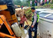 Truk Hantam Double Cabin, Sopir Luka dan Dua Kendaraan Masuk Parit