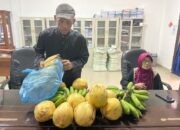 Belum RDP. Warga Kubah Sentang Kecewa Bawa Pisang Dan Kelapa Ke Komisi 1 DPRD Deliserdang