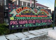 Papan Bunga Sindiran Pelakor Di Depan Kantor Kejari Deliserdang
