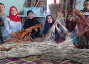 Menganyam Pandan, Merawat Budaya Menjujung Kearifan Lokal