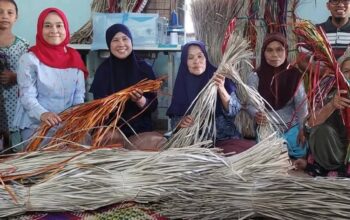 Menganyam Pandan, Merawat Budaya Menjujung Kearifan Lokal