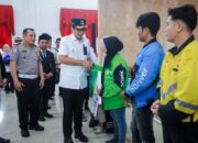 Wali Kota Medan Serahkan Kartu BPJS Ketenagakerjaan Untuk Driver Ojol