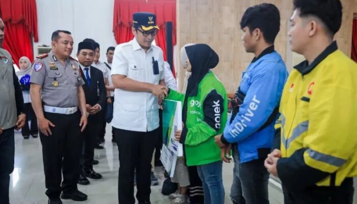 Wali Kota Medan Serahkan Kartu BPJS Ketenagakerjaan Untuk Driver Ojol