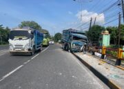 Truk Fuso Tabrak Jembatan. Siswa SD Dilaporkan Terluka