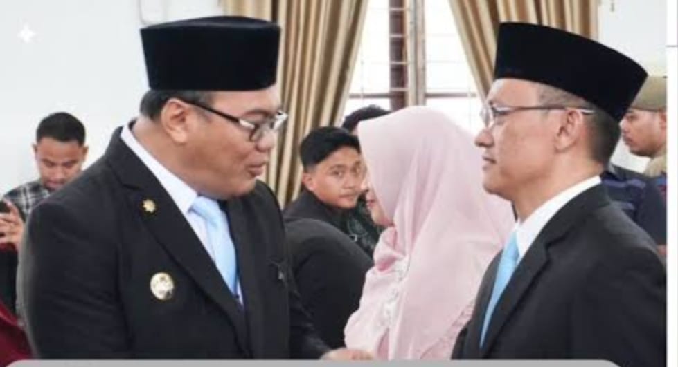 Bupati Deliserdang saat melantik Kurnia Boloni Sinaga sebagai Kaban Kesbang, Ia juga kenak imbas dan dicopot juga dari Jabatannya.