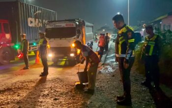 Polres Pelabuhan Belawan Bersinergi dengan Kodaeral I Belawan Perbaiki Perlintasan Rel KA Kampung Salam
