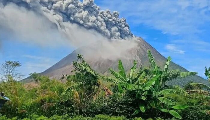 Gunung Sinabung Kembali Erupsi, Abu Vulkanik Membumbung Setinggi 3.500 Meter
