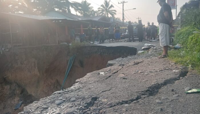 Tanggap Bencana, Polsek STM Hulu Bantu Aktifkan Jalur Alternatif Bersama Masyarakat