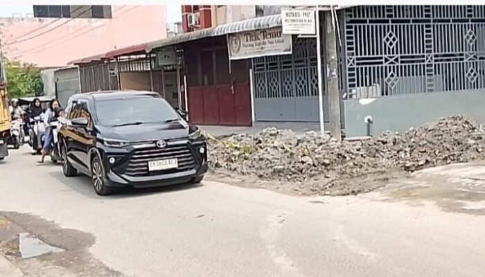 Bahayakan Pengendara,Tumpukan Tanah Bekas Galian Proyek Drainase Dinas PUTR Asahan Meresahkan