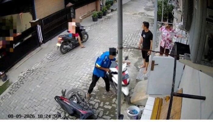 Dilarang Parkir di Halaman Sendiri, Dua Motor Dijatuhkan Tetangga