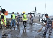 GOTONG ROYONG DI UJUNG DERMAGA, SAMBUT HUT TNI KE-81 DENGAN LAUT YANG BERSIH