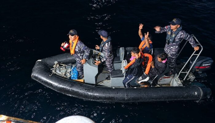 JEMPUT NYAWA DI TENGAH HEMPASAN GELOMBANG PERBATASAN : KRI TORANI-860 SELAMATKAN TIGA NELAYAN