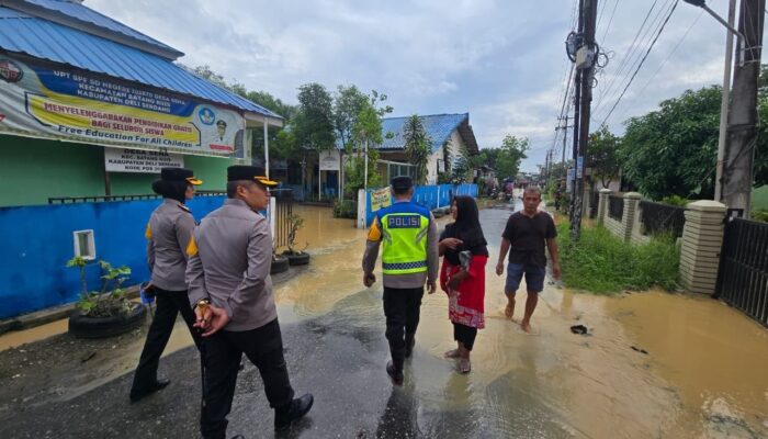 Kapolresta Deli Serdang Tinjau Lokasi Banjir dan Salurkan Bantuan Sembako kepada Warga Terdampak