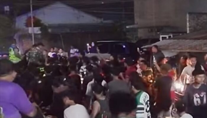 Kawanan Pelaku Menggunakan Senpi Dan Sajam. Pengurus Ormas Tewas Ditembak Di Dalam Mobil. Delapan Warga Luka Luka”