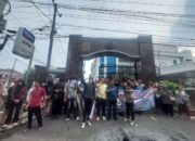 Massa Geruduk Kantor Kejati Sumut. Desak Usut Pergeseran Anggaran Rp503 Miliar Pemkab Deliserdang
