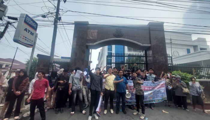 Massa Geruduk Kantor Kejati Sumut. Desak Usut Pergeseran Anggaran Rp503 Miliar Pemkab Deliserdang