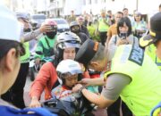 Peduli Keselamatan Pengendara, Kapolda Sumut Turun Langsung Bagikan Helm dan Imbau Tertib Lalu Lintas