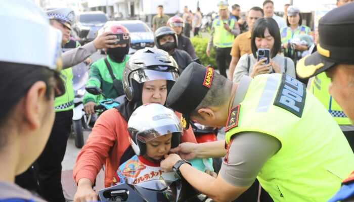 Peduli Keselamatan Pengendara, Kapolda Sumut Turun Langsung Bagikan Helm dan Imbau Tertib Lalu Lintas