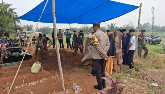 Polresta Deli Serdang Sampaikan Belasungkawa dan Berikan Tali Asih kepada Keluarga Korban Tabrakan Insiden Penembakan