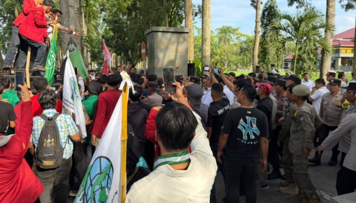 Sempat Saling Dorong, Aliansi Cipayung Plus Deliserdang Desak APH Tindak Tanpa Pandang Bulu Jika Pergeseran Rp503 Miliar Ada Penyalahgunaan Wewenang