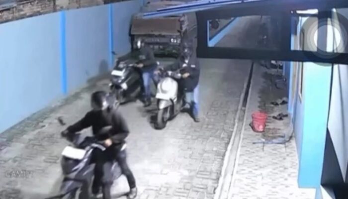 Terekam CCTV ,Enam Kawanan Maling Gasak Tiga Sepeda Motor Di Kos Bakaran Batu