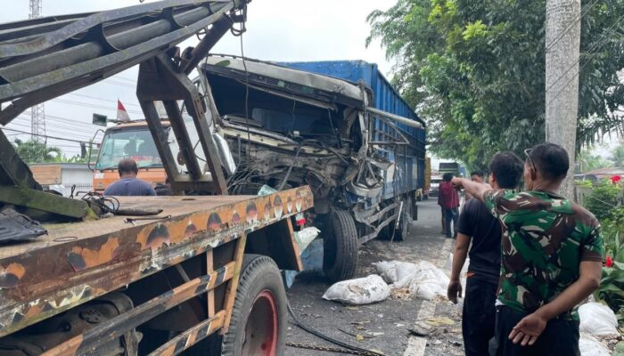 Truk Fuso Tabrakan Dengan Could Diesel.Tiga Orang Luka Luka
