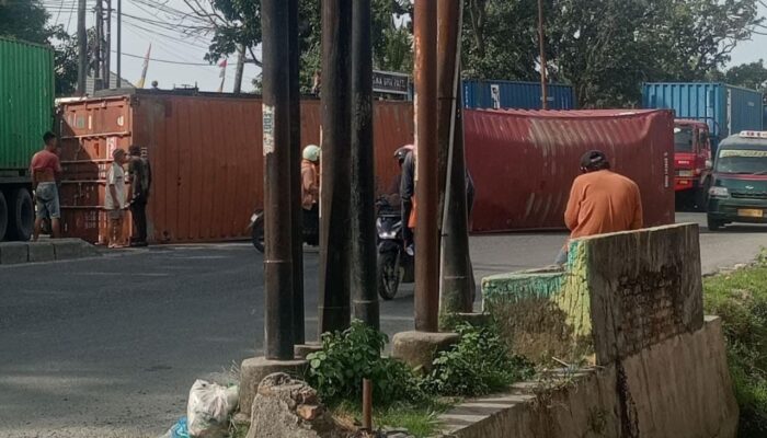 Truk Kontainer Terbalik di Simpang Kambes Medan Labuhan, Warga Diminta Waspada