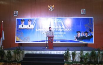 Wali Kota Medan, Serahkan Bantuan Biaya Pendidikan Untuk 214 Mahasiswa