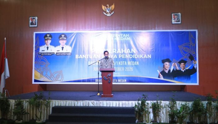 Wali Kota Medan, Serahkan Bantuan Biaya Pendidikan Untuk 214 Mahasiswa